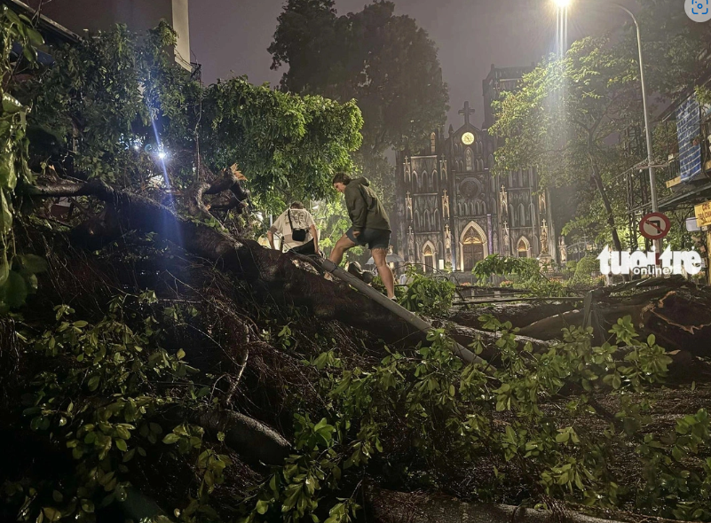 Hà Nội, Hải Phòng, Quảng Ninh tan hoang sau bão