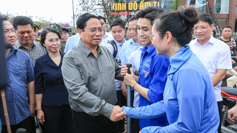 Thủ tướng đi thị sát, động viên người dân và chỉ đạo khắc phục hậu quả bão số 3 tại Quảng Ninh