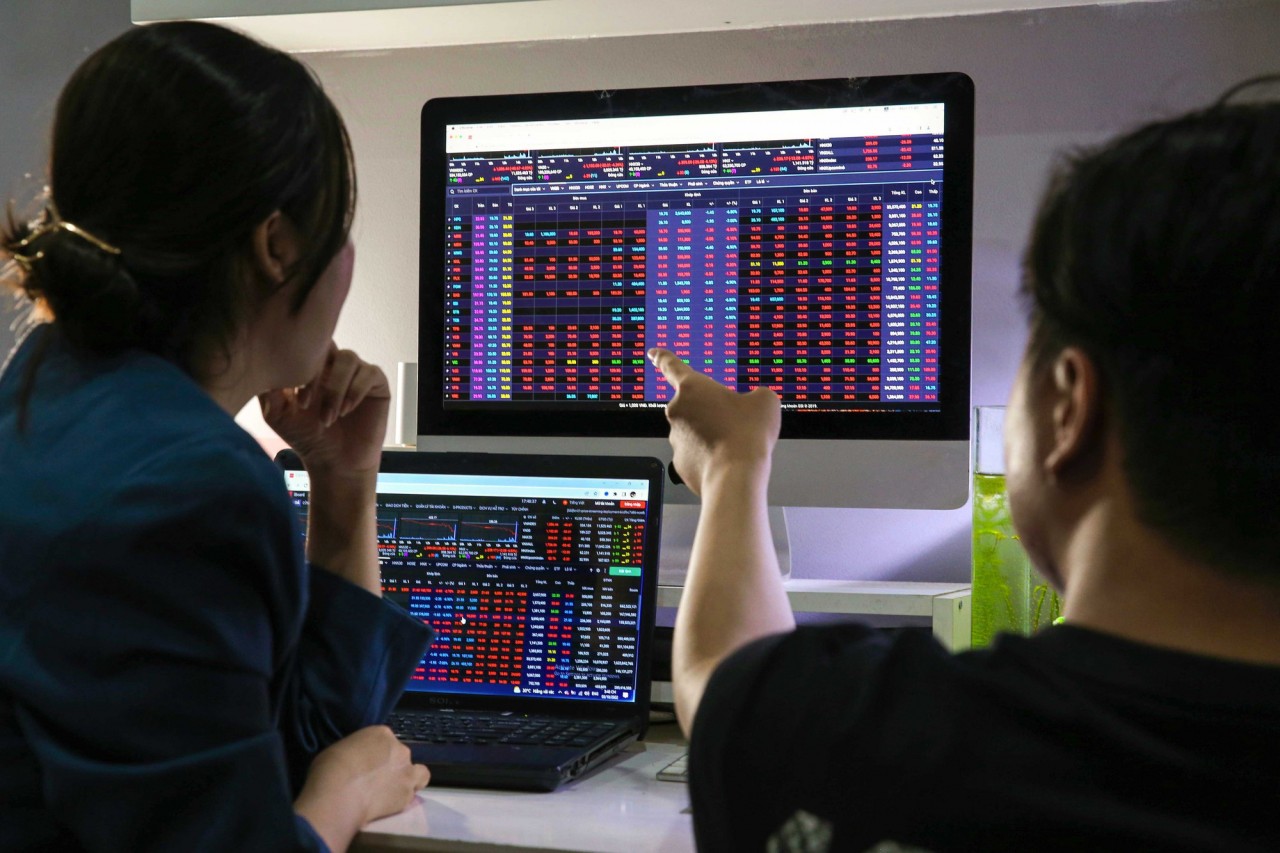 Chứng khoán ngày 26/3: Áp lực bán gia tăng trong phiên chiều khiến VN-Index giảm điểm