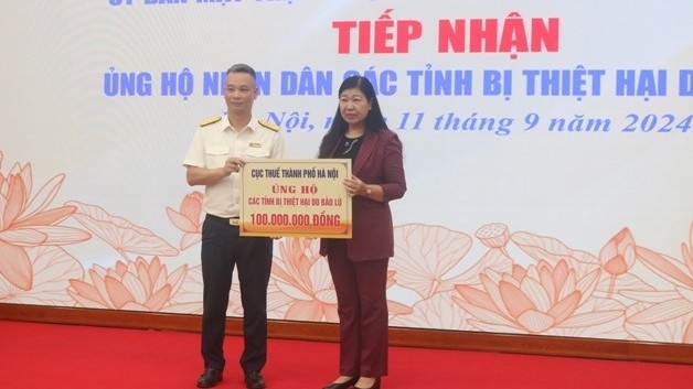 Cục Thuế Hà Nội trao tặng 100 triệu đồng hỗ trợ các tỉnh bị lũ lụt