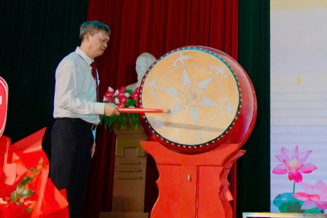 Trường Đại học Tài chính - Quản trị kinh doanh khai giảng năm học mới và trao học bổng cho sinh viên