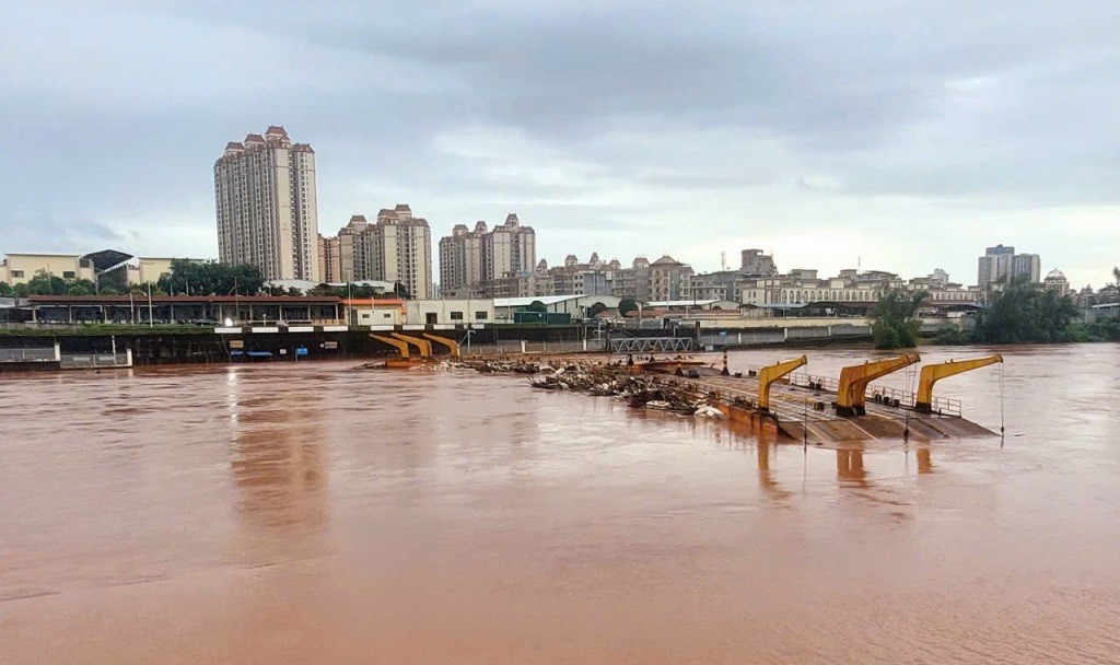 Móng Cái (Quảng Ninh): Thông quan trở lại lối mở cầu phao tạm Km3+4 với Trung Quốc
