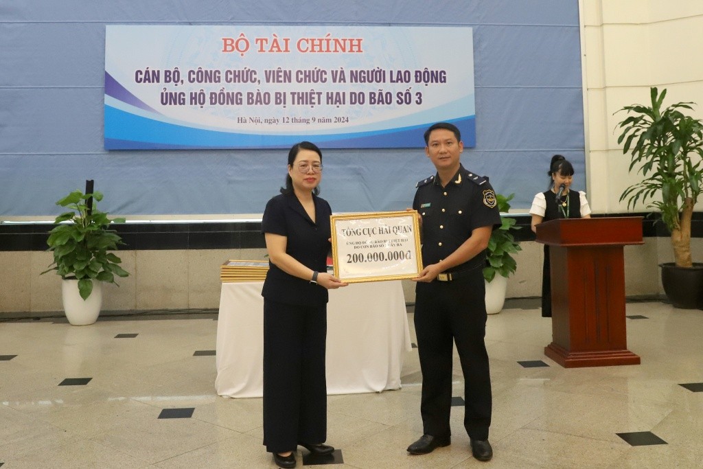 trao số tiền 200 triệu đồng ủng hộ đồng bào bị thiệt hại do bão số 3. trao số tiền 200 triệu đồng ủng hộ đồng bào bị thiệt hại do bão số 3.