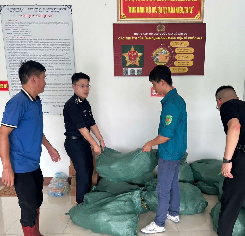 Hàng hóa hỗ trợ được chuyển về trụ sở UBND xã Bản Vược để tiếp tục chuyển đến các gia đình bị ảnh hưởng của bão lũ. Ảnh: Hà Thái. Hàng hóa hỗ trợ được chuyển về trụ sở UBND xã Bản Vược để tiếp tục chuyển đến các gia đình bị ảnh hưởng của bão lũ. Ảnh: Hà Thái.