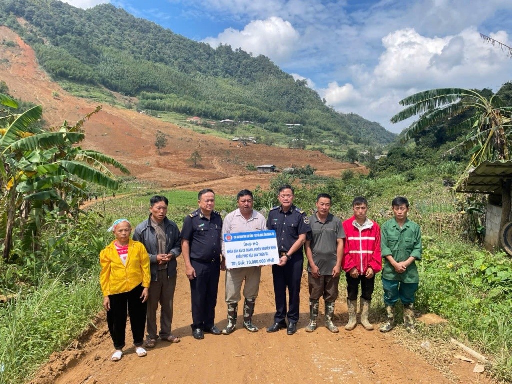 Thông qua Cục Hải quan Cao Bằng số tiền do Đoàn Thanh niên Cục Hải quan Quảng Trị quyên góp, ủng hộ đã được trao tận tay các hộ gia đình tại xóm Lũng Lỳ, xã Ca Thành, huyện Nguyên Bình, tỉnh Cao Bằng. Ảnh: Hà Thái. Thông qua Cục Hải quan Cao Bằng số tiền do Đoàn Thanh niên Cục Hải quan Quảng Trị quyên góp, ủng hộ đã được trao tận tay các hộ gia đình tại xóm Lũng Lỳ, xã Ca Thành, huyện Nguyên Bình, tỉnh Cao Bằng. Ảnh: Hà Thái.