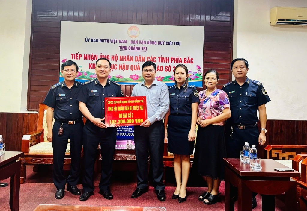 Lãnh đạo Cục Hải quan Quảng Trị trao tiền ủng hộ tới Uỷ ban Mặt trận Tổ quốc Việt Nam tỉnh Quảng Trị. Ảnh: Hồng Ngọc. Lãnh đạo Cục Hải quan Quảng Trị trao tiền ủng hộ tới Uỷ ban Mặt trận Tổ quốc Việt Nam tỉnh Quảng Trị. Ảnh: Hồng Ngọc.