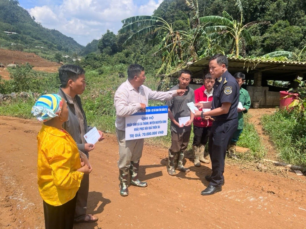 Cục trưởng Cục Hải quan Cao Bằng Lê Viết Phong trao tiền ủng hộ cho người dân xã Ca Thành. Cục trưởng Cục Hải quan Cao Bằng Lê Viết Phong trao tiền ủng hộ cho người dân xã Ca Thành.