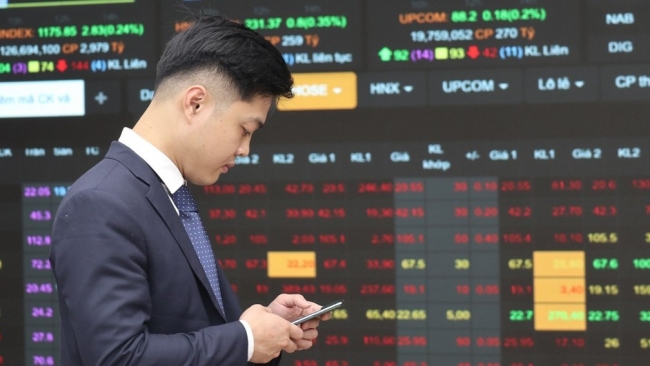 Thị trường chứng khoán tuần qua: Điểm số giảm, dòng tiền thận trọng hơn
