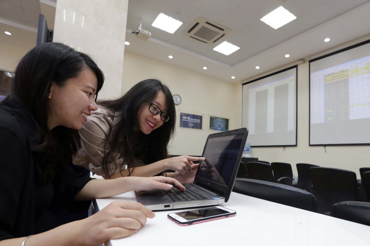 Chứng khoán hôm nay (18/9): VN-Index xanh nhẹ, song thanh khoản bật tăng