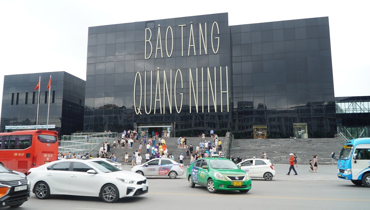 Công trình Bảo tàng thu hút đông du khách đến tham quan. Ảnh Tiến Dũng