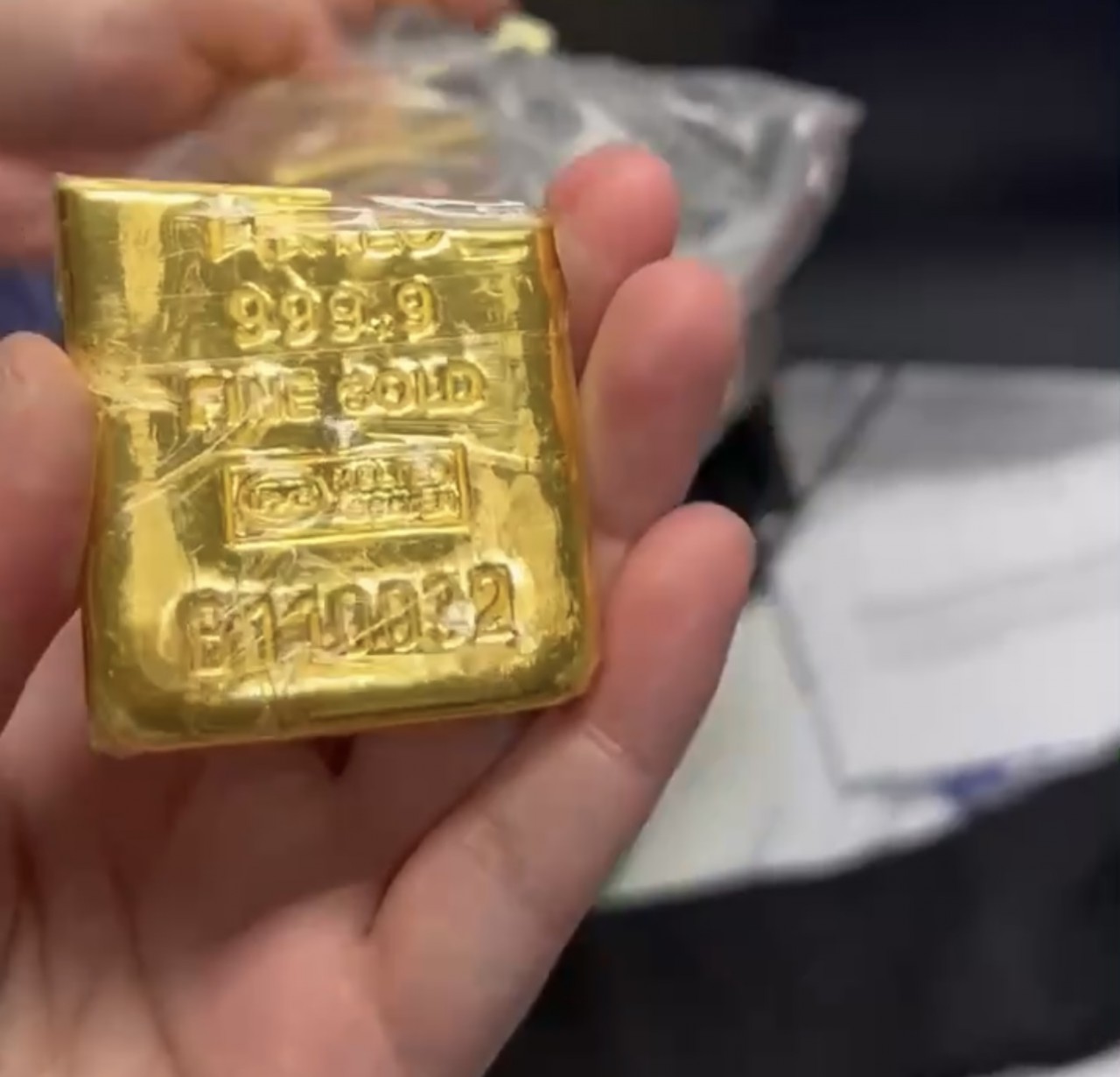 undefined Hải quan Nội Bài liên tiếp phát hiện hai vụ khách nhập cảnh giấu kim loại nghi là vàng trong người