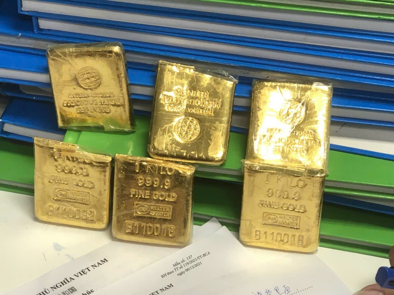 undefined Hải quan Nội Bài liên tiếp phát hiện hai vụ khách nhập cảnh giấu kim loại nghi là vàng trong người