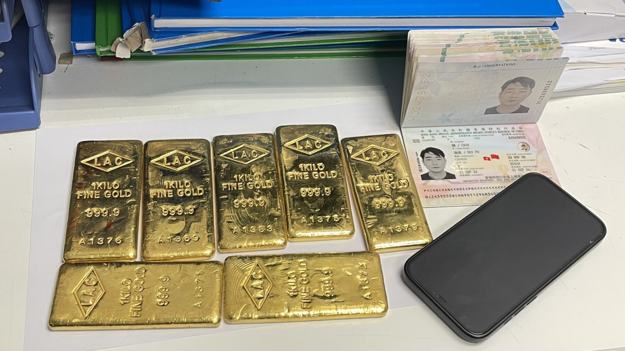 Hải quan Nội Bài lại bắt 7kg vàng lậu hành khách giấu trong người khi nhập cảnh Hải quan Nội Bài lại bắt 7kg vàng lậu hành khách giấu trong người khi nhập cảnh