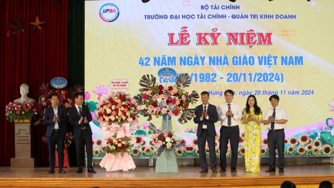 Trường Đại học Tài chính - Quản trị kinh doanh kỷ niệm 42 năm Ngày Nhà giáo Việt Nam