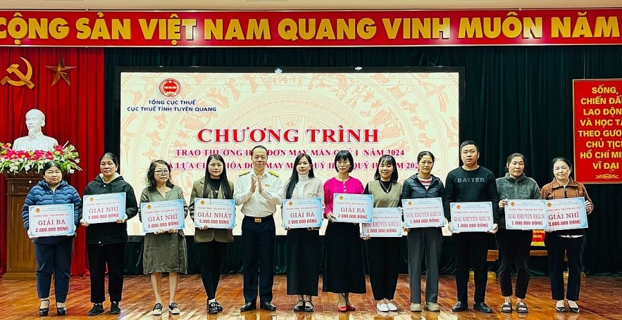 Cục Thuế Tuyên Quang trao thưởng hóa đơn may mắn quý I/2024