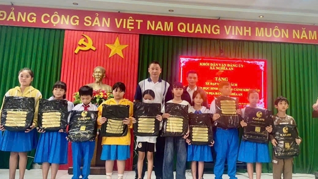 Tập đoàn KSB và Kakapo tặng xe đạp, balo khuyến khích học sinh vùng biển Quảng Ngãi