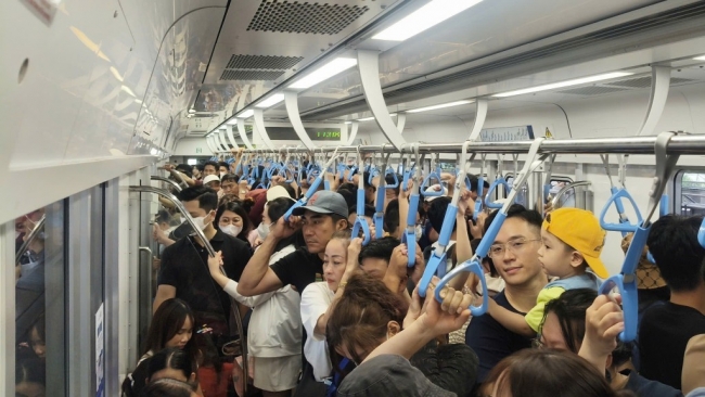 TP. Hồ Chí Minh: Đông nghịt người đi Metro Bến Thành - Suối Tiên trong ngày đầu năm