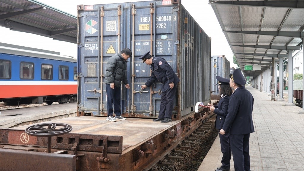 Công chức Chi cục Hải quan ga đường sắt quốc tế Lào Cai giám sát hàng hóa xuất nhập khẩu. Ảnh: Cẩm Giang.