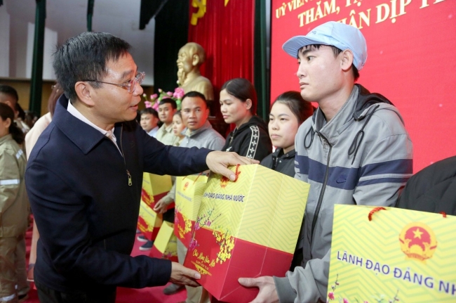 Bộ trưởng Nguyễn Văn Thắng thăm hỏi, động viên và tặng quà Tết cho đoàn viên, người lao động tỉnh Hưng Yên