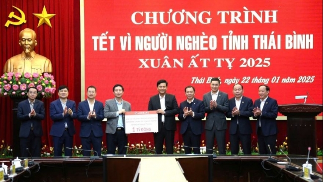 Agribank trao tặng 1 tỷ đồng cho các gia đình có hoàn cảnh khó khăn tại tỉnh Thái Bình nhân dịp Tết Nguyên đán Ất Tỵ 2025