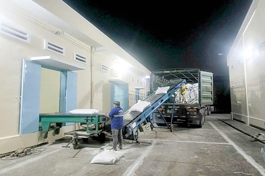 Gạo dự trữ quốc gia kịp thời đến với người dân đón Tết