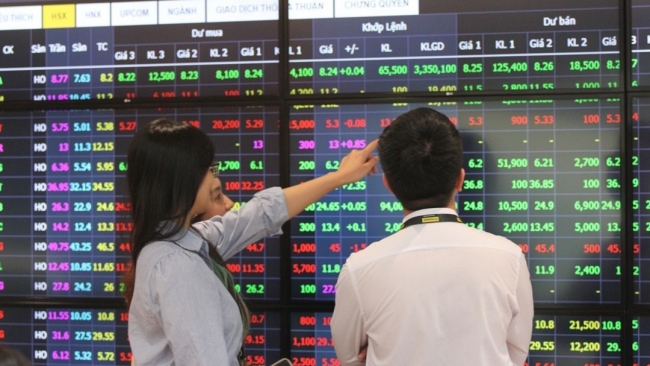 chung khoan dien bien the nao sau khi cham moc 1300 diem