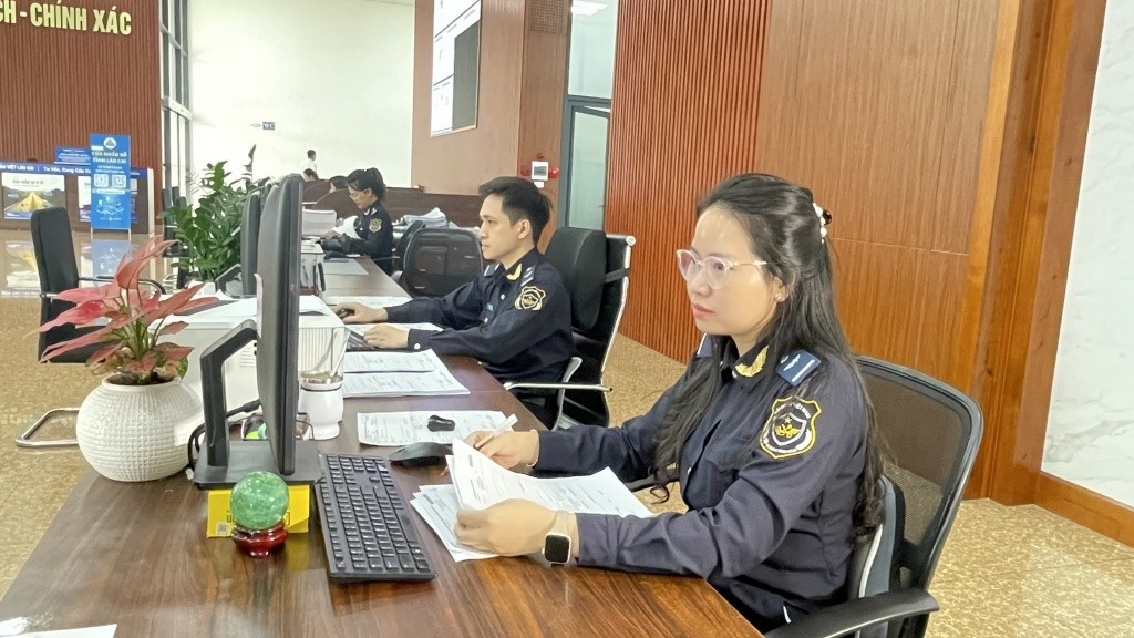 Hoạt động nghiệp vụ của công chức Chi cục Hải quan cửa khẩu quốc tế Lào Cai. Ảnh: N.L