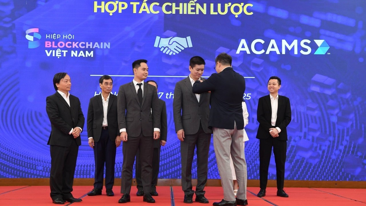 Hai người Việt Nam đầu tiên nhận chứng chỉ phòng, chống rửa tiền từ ACAMS
