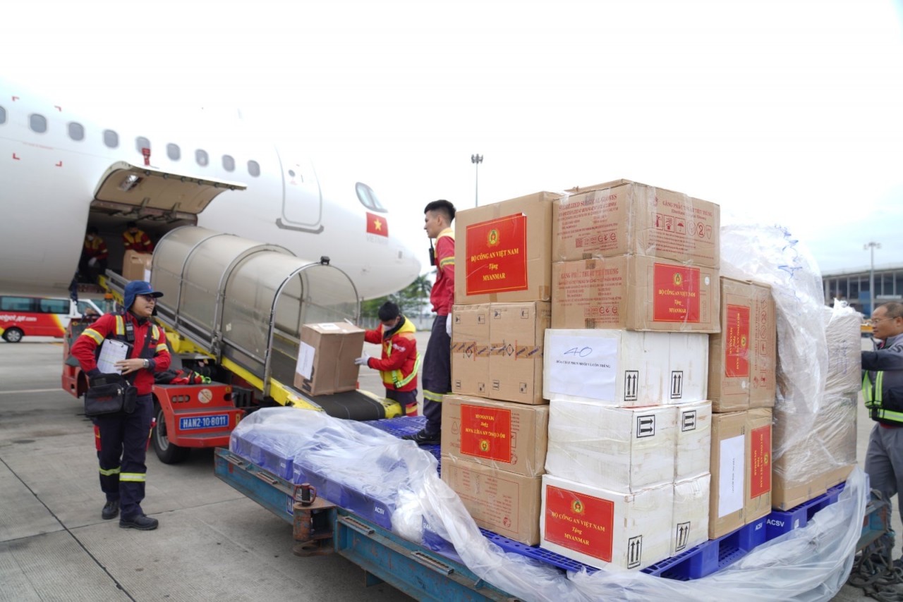 Thủ tướng Chính phủ tặng Bằng khen cho hãng hàng không Vietjet về thành tích tham gia cứu nạn, cứu hộ giúp nước bạn Myanmar