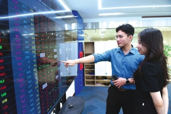 Chứng khoán tuần qua: Áp lực gia tăng tại vùng đỉnh, VN-Index có tuần giảm điểm nhẹ