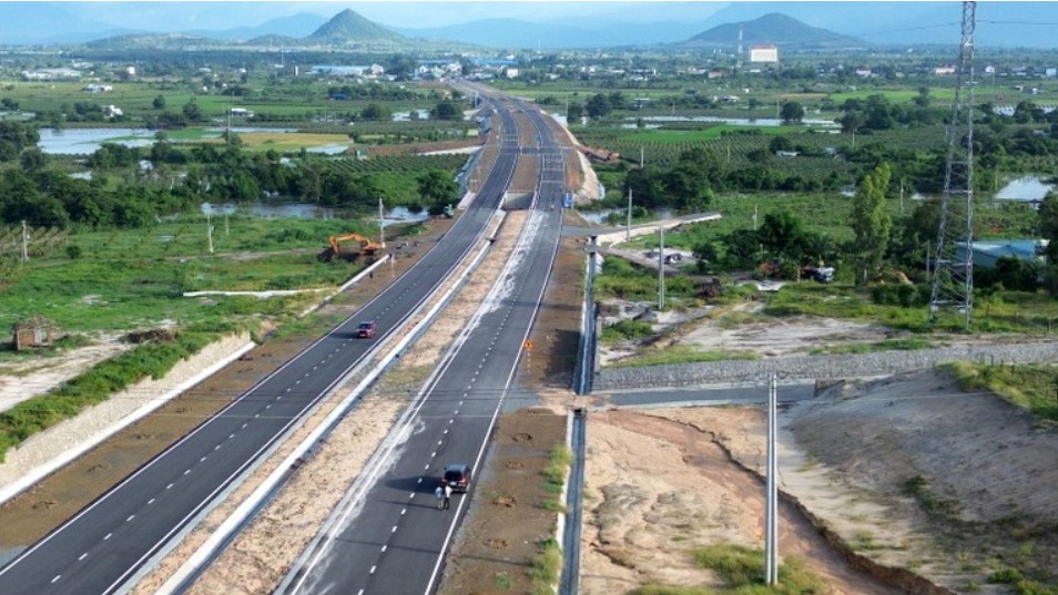 Binh Thuan inaugurates two coastal roads worth over 1.3 trillion VND