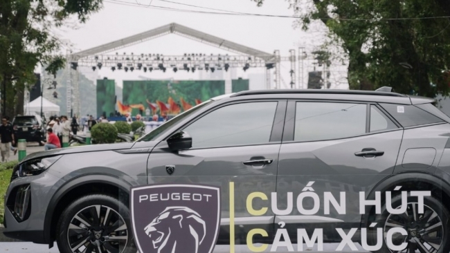 Đại sứ Pháp trải nghiệm xe New Peugeot 2008 tại Lễ hội Balade en France 2025