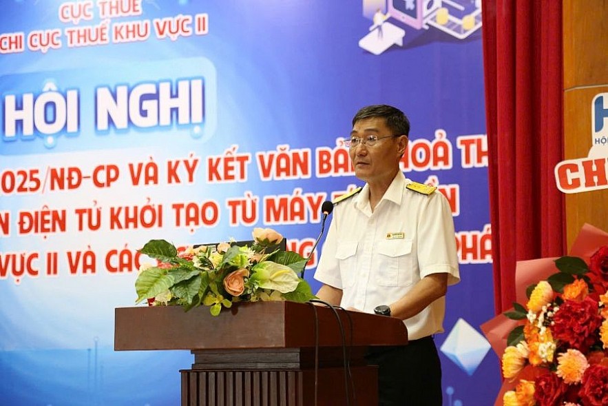 Chi cục trưởng Chi cục Thuế Khu vực II thông tin về hỗ trợ kinh doanh thực hiện kết nối hóa đơn điện tử với máy tính tiền. Ảnh: Việt Dũng