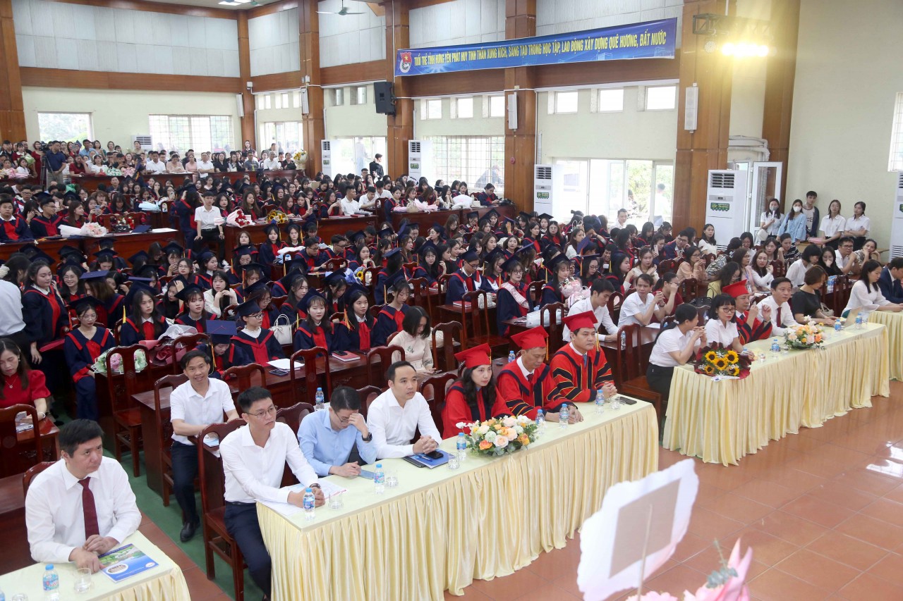 Trường Đại học Tài chính - Quản trị kinh doanh trao bằng tốt nghiệp đại học chính quy K9