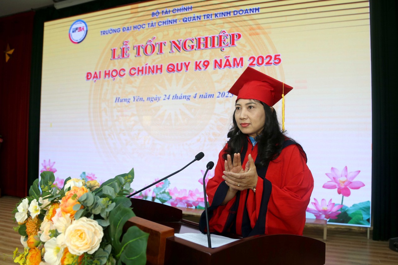 Trường Đại học Tài chính - Quản trị kinh doanh trao bằng tốt nghiệp đại học chính quy K9
