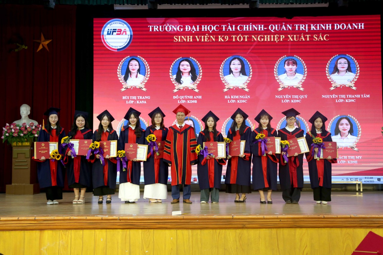 Trường Đại học Tài chính - Quản trị kinh doanh trao bằng tốt nghiệp đại học chính quy K9