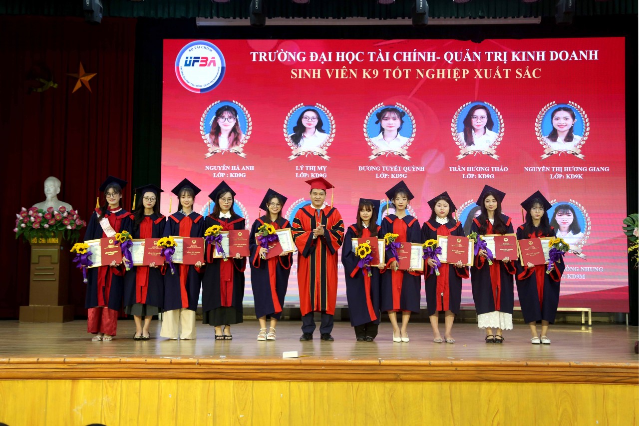 Trường Đại học Tài chính - Quản trị kinh doanh trao bằng tốt nghiệp đại học chính quy K9
