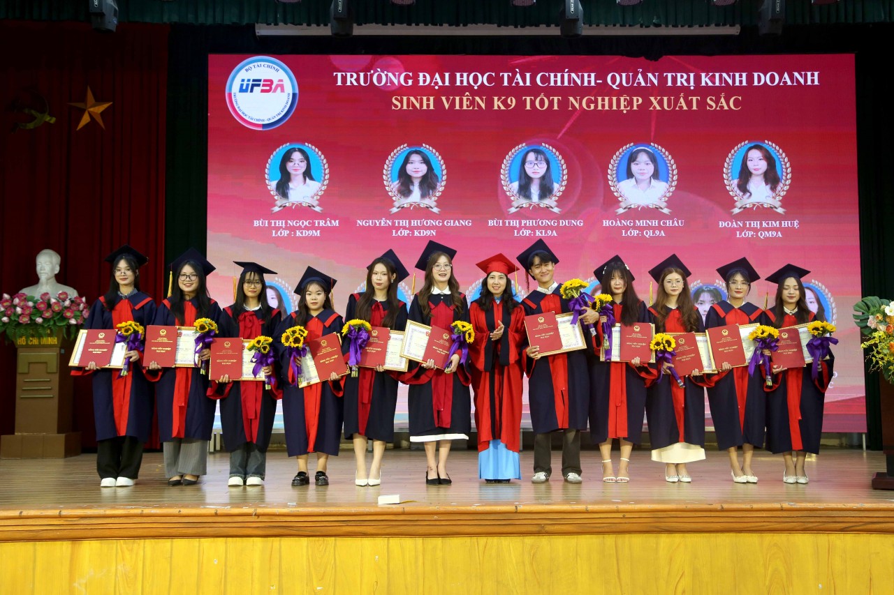 Trường Đại học Tài chính - Quản trị kinh doanh trao bằng tốt nghiệp đại học chính quy K9