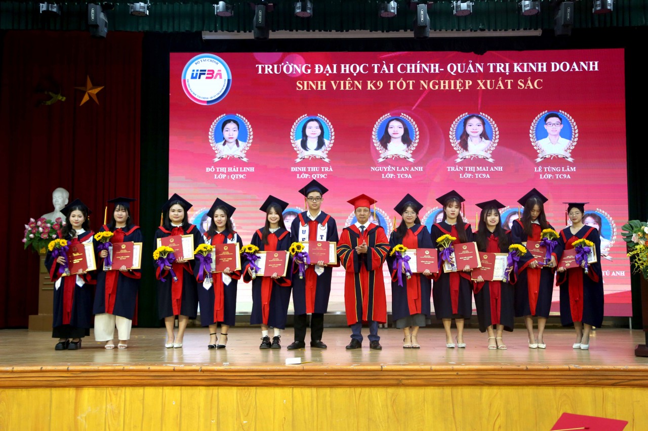 Trường Đại học Tài chính - Quản trị kinh doanh trao bằng tốt nghiệp đại học chính quy K9