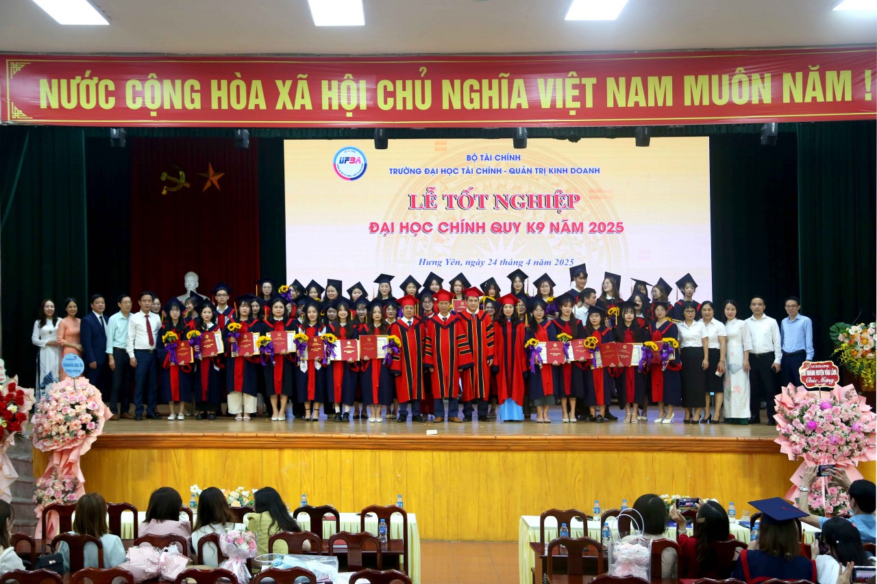 Trường Đại học Tài chính - Quản trị kinh doanh trao bằng tốt nghiệp đại học chính quy K9