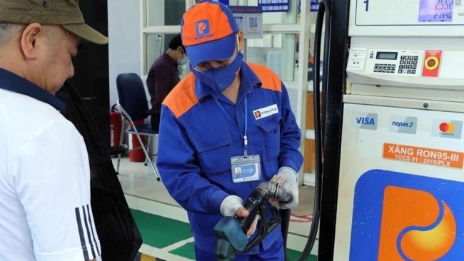 Giá xăng tăng gần 800 đồng/lít