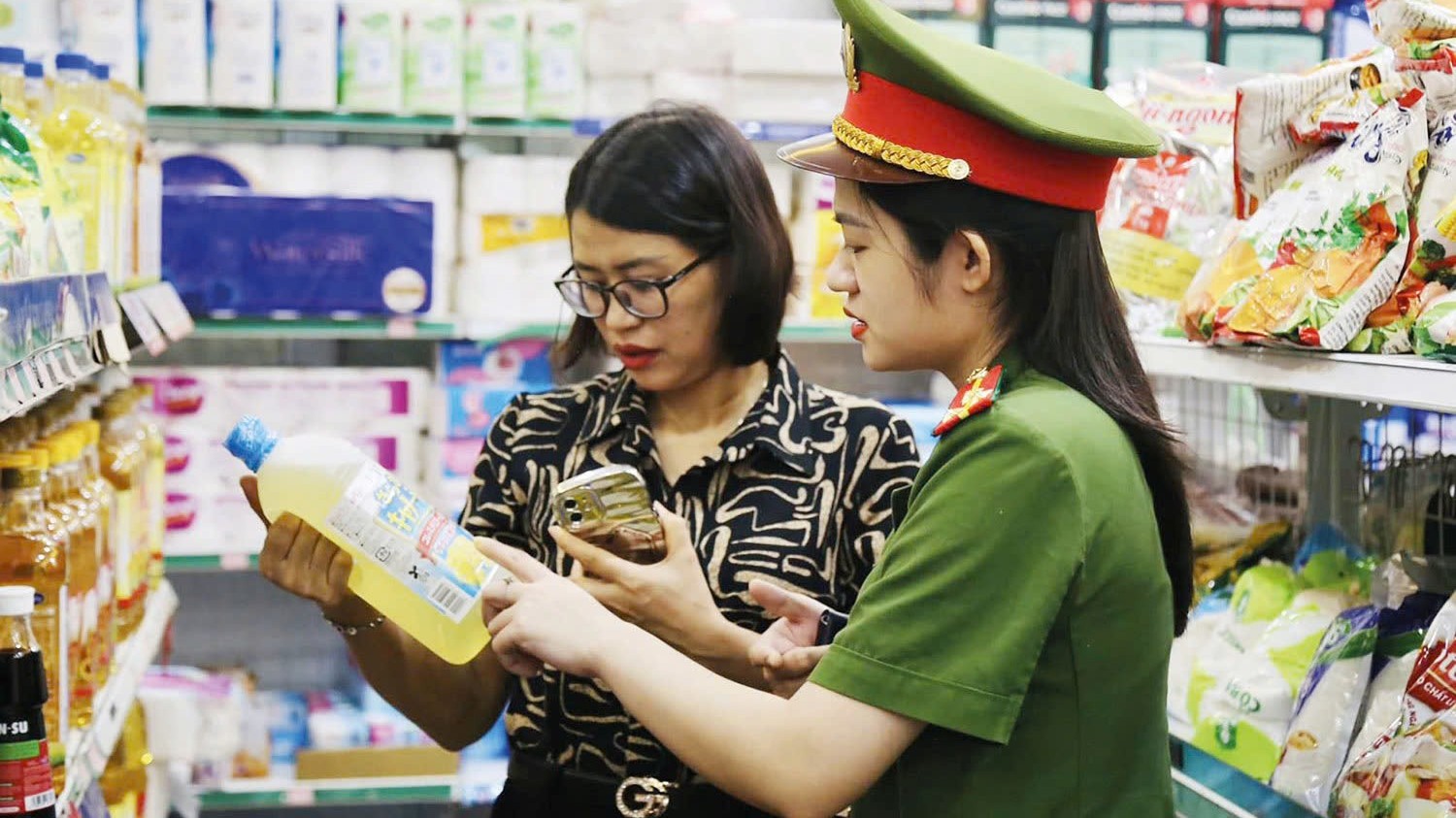 Cần nêu cao vai trò giám sát của người tiêu dùng đối với việc tuân thủ pháp luật về an toàn thực phẩm.