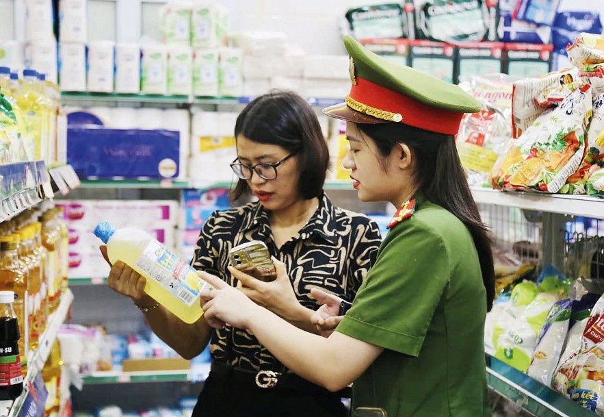 Cần nêu cao vai trò giám sát của người tiêu dùng đối với việc tuân thủ pháp luật về an toàn thực phẩm.