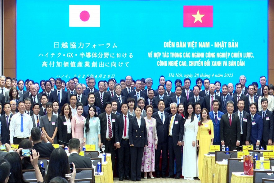 Hợp tác trong các ngành công nghiệp chiến lược, công nghệ cao, chuyển đổi xanh và bán dẫn