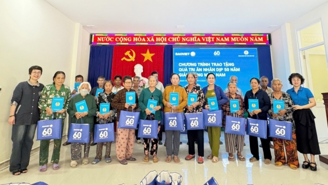 cong doan bo tai chinh tang qua gia dinh chinh sach nhan ky niem 50 nam ngay giai phong mien nam