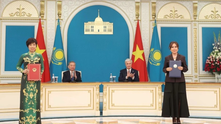 Tổng Bí thư Tô Lâm chứng kiến lễ trao các văn kiện hợp tác Việt Nam - Kazakhstan