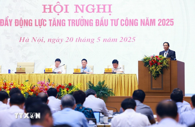 Thủ tướng Phạm Minh Chính phát biểu khai mạc Hội nghị thúc đẩy động lực tăng trưởng đầu tư công năm 2025. (Ảnh: Dương Giang/TTXVN)
