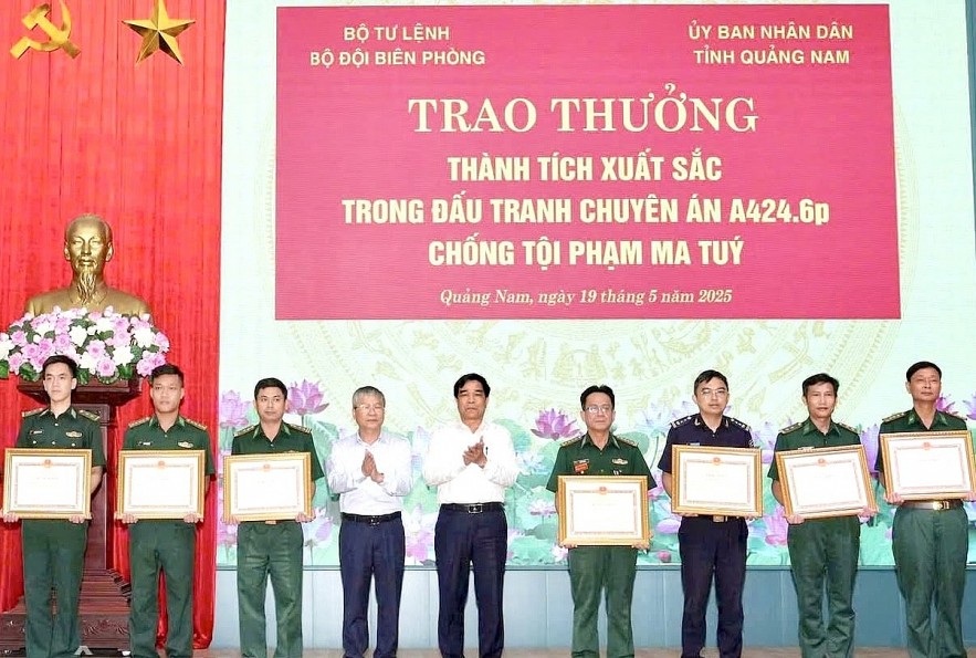 Quảng Nam: Khen thưởng đột xuất thành tích xuất sắc, bắt giữ hơn 14 kg ma tuý