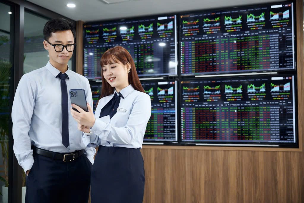 Chứng khoán tuần qua: Đà tăng trở lại, VN-Index áp sát đỉnh cũ 1.350 điểm
