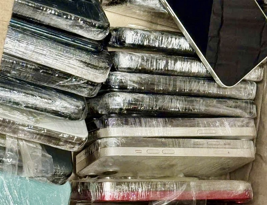 Hải quan bắt giữ vụ vận chuyển lậu 48 chiếc Iphone qua đường hàng không